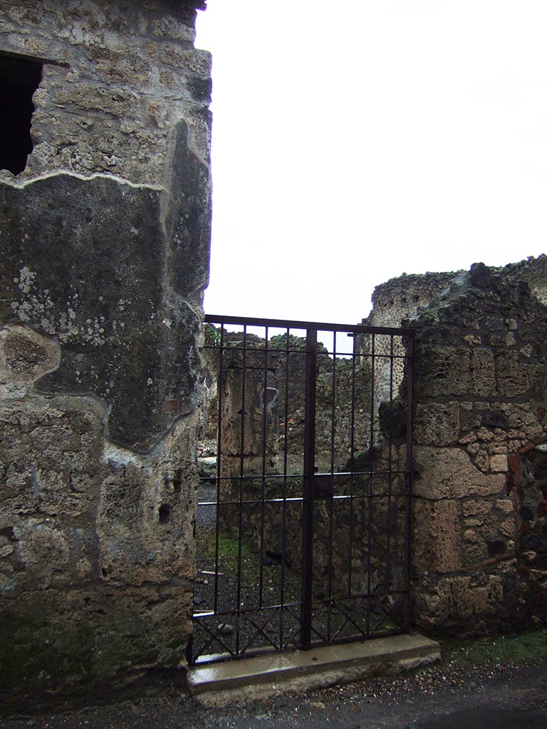 VI.14.38 Pompeii. December 2005. Entrance doorway.
According to Cooley, the translation of an electoral recommendation found here, read –
Helvius Sabinus an honest young man    [CIL IV 6684]
See Cooley, A. and M.G.L., 2004. Pompeii: A Sourcebook. London: Routledge. (p.120)

According to Epigraphik-Datenbank Clauss/Slaby (See www.manfredclauss.de), it read –
Helvium Sab[inum]
iuvenem pro[bum]       [CIL IV 6684]
