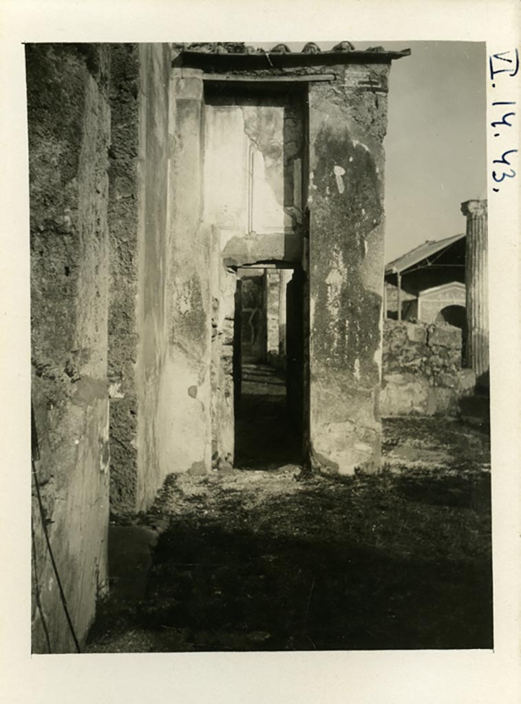 VI.14.43 Pompeii. Pre-1937-39. Looking towards west end of corridor in atrium.
Photo courtesy of American Academy in Rome, Photographic Archive.
Warsher collection no. 1427.