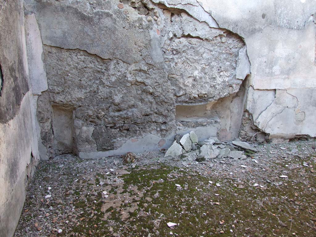 VI.14.43 Pompeii. December 2007. Room 15, recess in north wall of triclinium, in north-west corner.