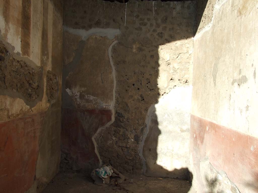 VI.14.43 Pompeii. December 2007. Room 19, north wall, and north-east corner.
According to Bragantini, the north wall had a high red dado.
The middle zone would have been white with false painted opus quadratum with black borders.
See Bragantini, de Vos, Badoni, 1983. Pitture e Pavimenti di Pompei, Parte 2. Rome: ICCD. (p.302, triclinio ‘15’)