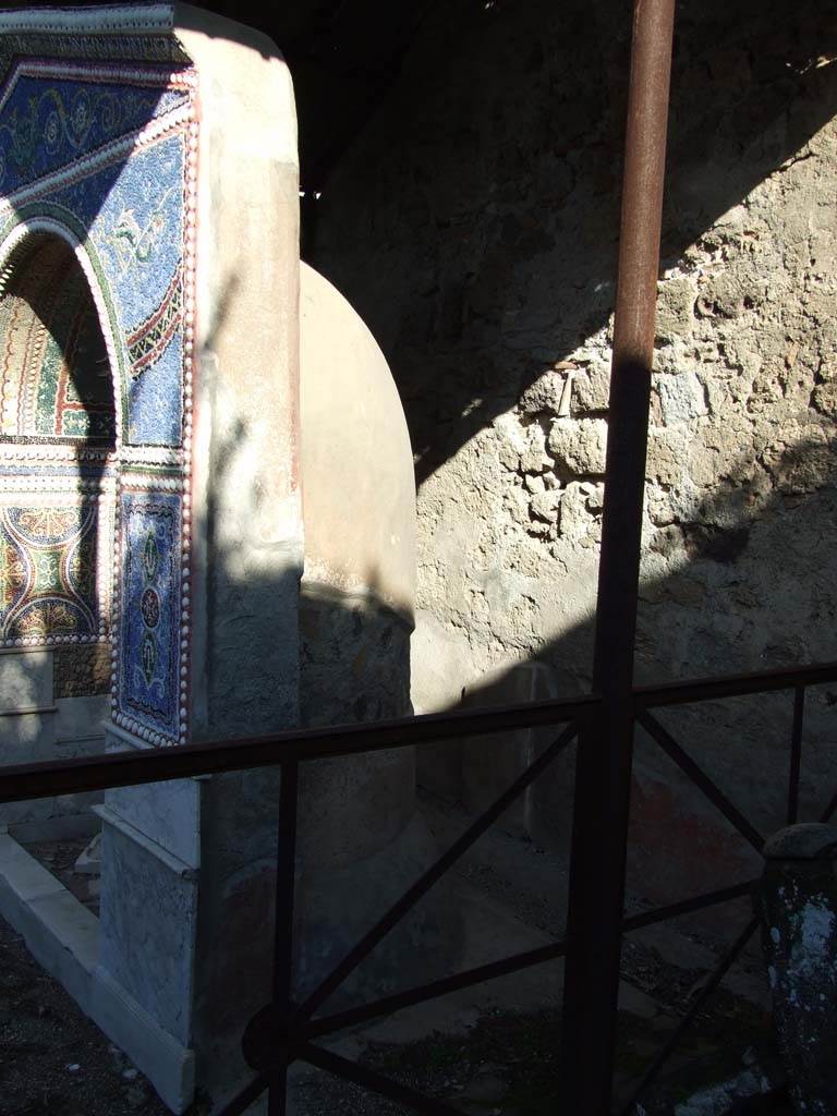 VI.14.43 Pompeii. December 2007. Room 14, behind mosaic fountain in garden area.