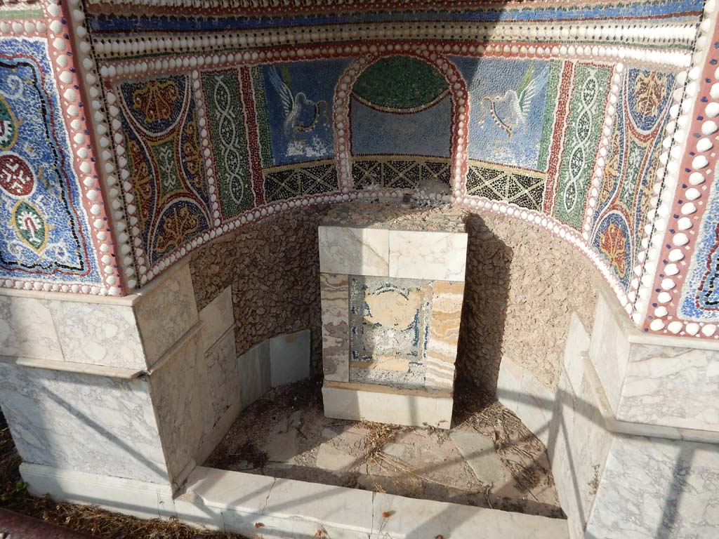 VI.14.43 Pompeii. June 2019. Room 14, lower half of mosaic fountain showing marble fountain base.
Photo courtesy of Buzz Ferebee.
