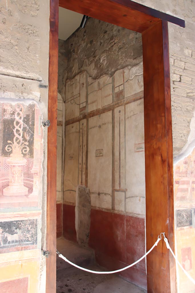 VI.15.1 Pompeii. October 2023. 
Cubiculum (g), looking north-east through doorway from atrium. Photo courtesy of Klaus Heese.
