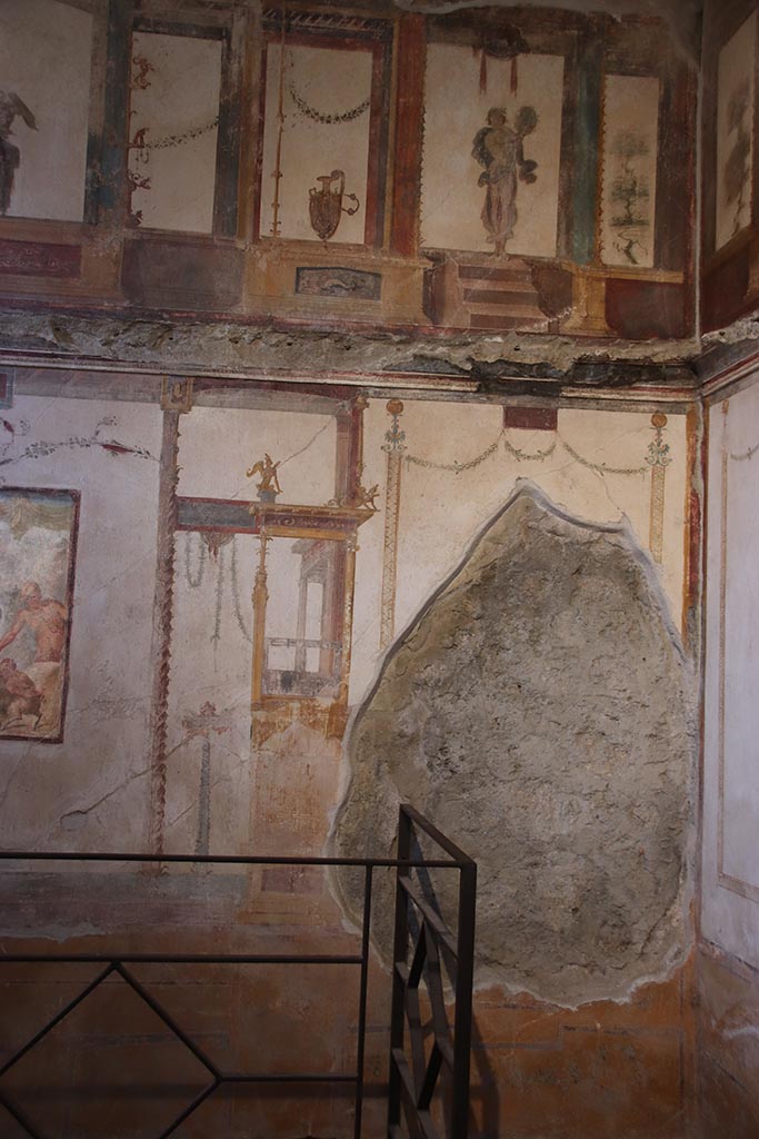 VI.15.1 Pompeii. October 2024.
Detail from south wall of oecus, at west end in south-west corner. Photo courtesy of Klaus Heese.