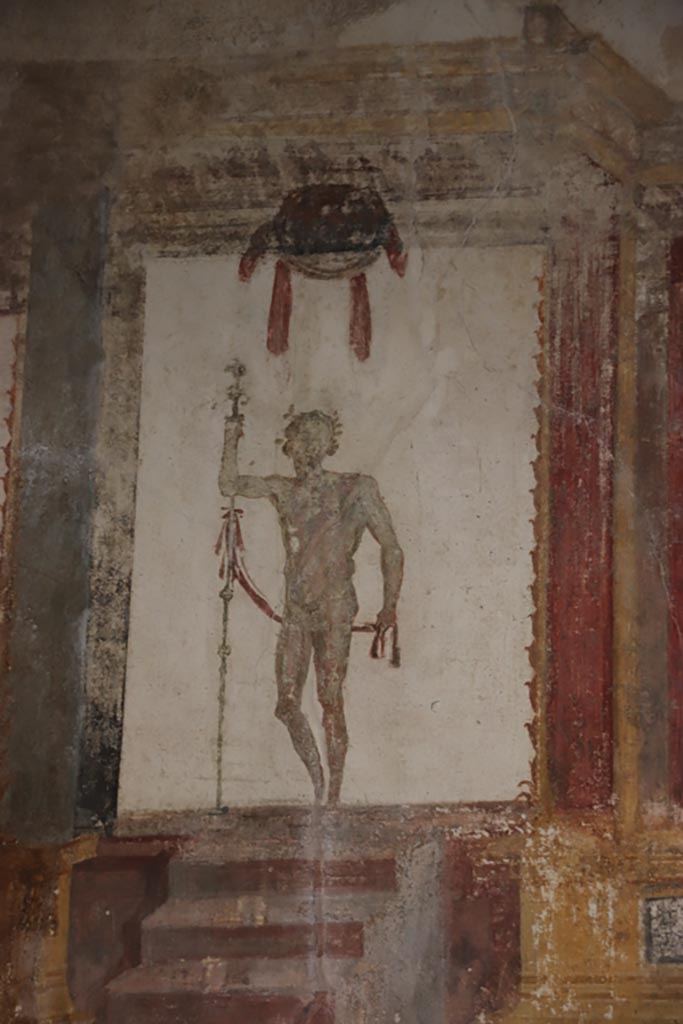 VI.15.1 Pompeii. October 2023.
Detail of figure from upper west wall at south end. Photo courtesy of Klaus Heese.