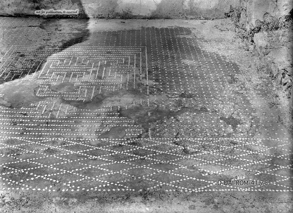 VI.15.5 Pompeii. Room 25, flooring in ala.
DAIR 41.761. Photo © Deutsches Archäologisches Institut, Abteilung Rom, Arkiv.
See Pernice, E. 1938. Pavimente und Figürliche Mosaiken: Die Hellenistische Kunst in Pompeji, Band VI. Berlin: de Gruyter, p. 102, Taf. 46,6.
According to PPM –
“The flooring was of cocciopesto with a decoration of white stones.
The threshold towards the atrium showed a net of diamond shapes.
In the centre of the floor dotted with white stones was the carpet with mesh of meanders and squares.
See Carratelli, G. P., 1990-2003. Pompei: Pitture e Mosaici. Vol. V. Roma: Istituto della enciclopedia italiana, (p.587, nos.13 and 14).