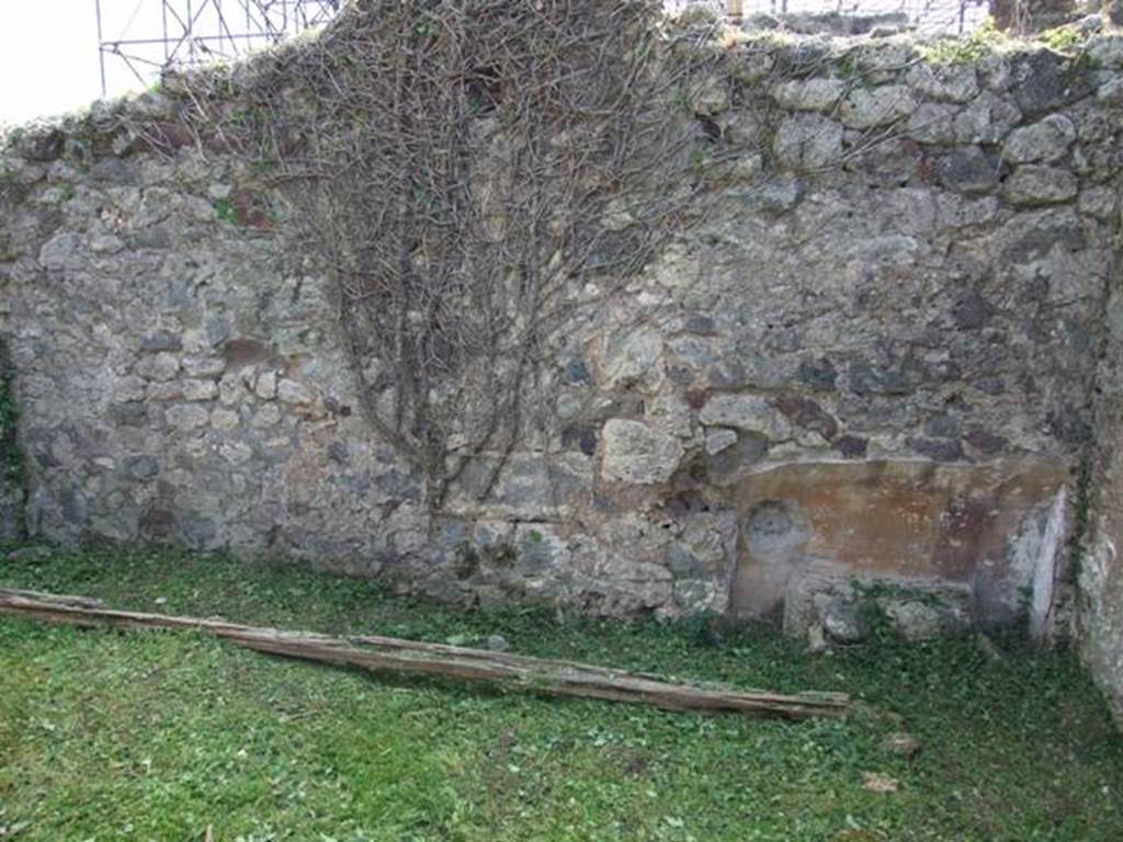 VI.15.5 Pompeii. March 2009. Room 27, south wall of cubiculum.
According to PPM –
“In the bed recess of the south wall, there is also the masonry support for the bed and part of the red zoccolo/plinth divided into panels. The floor was of simple cocciopesto.”
See Carratelli, G. P., 1990-2003. Pompei: Pitture e Mosaici. V (5). Roma: Istituto della enciclopedia italiana, (No.10, p.586).