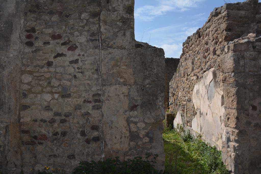 VI 15 5 Pompeii. March 2019. North ala 6, west wall, with doorway to Oecus 24, on right.
Foto Annette Haug, ERC Grant 681269 D�COR.
