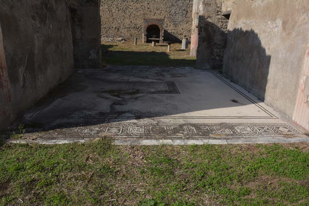 VI 15 5 Pompeii. October 2019. Tablinum 7, looking west across flooring.
Foto Annette Haug, ERC Grant 681269 D�COR.
