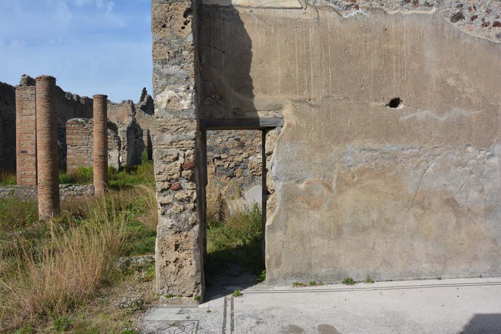 VI 15 5 Pompeii. March 2019. Tablinum 7, doorway in north wall at west end, into oecus, room 24.
Foto Annette Haug, ERC Grant 681269 D�COR.
