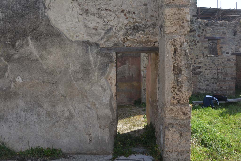 VI 15 5 Pompeii. March 2019. Tablinum 7, small doorway to oecus 8, at west end of south wall.
Foto Annette Haug, ERC Grant 681269 D�COR.
