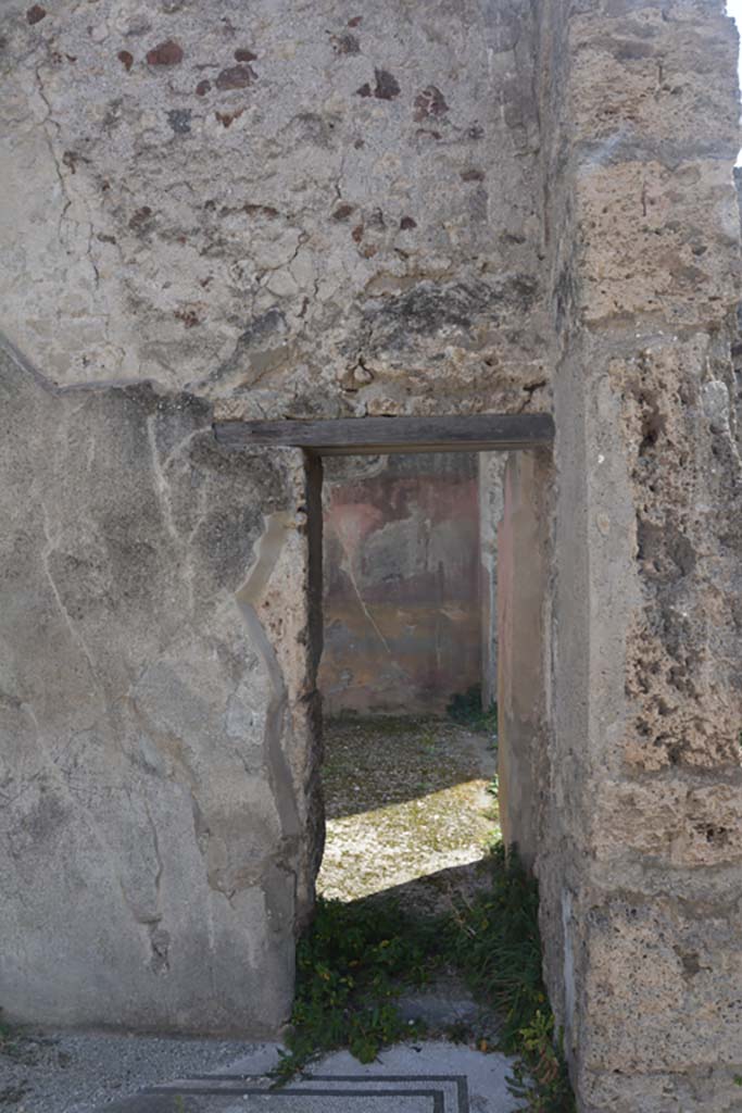 VI 15 5 Pompeii. March 2019. 
Room 7, small doorway in south wall of tablinum at west end, leading to oecus 8.
Foto Annette Haug, ERC Grant 681269 D�COR.
