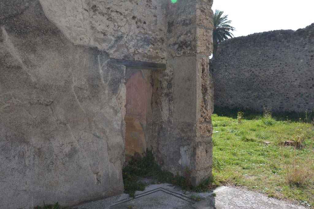 VI 15 5 Pompeii. March 2019. 
Tablinum 7, looking west along south wall towards small doorway to oecus 8, and through doorway onto east portico of garden area.
Foto Annette Haug, ERC Grant 681269 D�COR.
