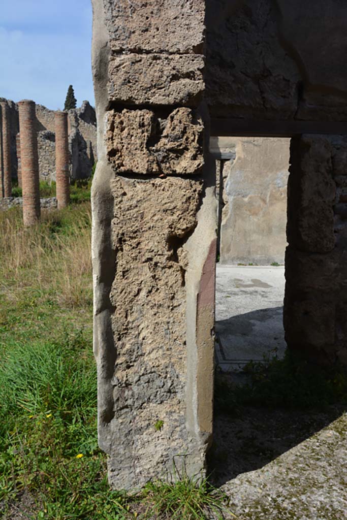 VI 15 5 Pompeii. March 2019. 
Oecus/triclinium 8, north side of doorway, with doorway to tablinum 7, on right.
Foto Annette Haug, ERC Grant 681269 D�COR.
