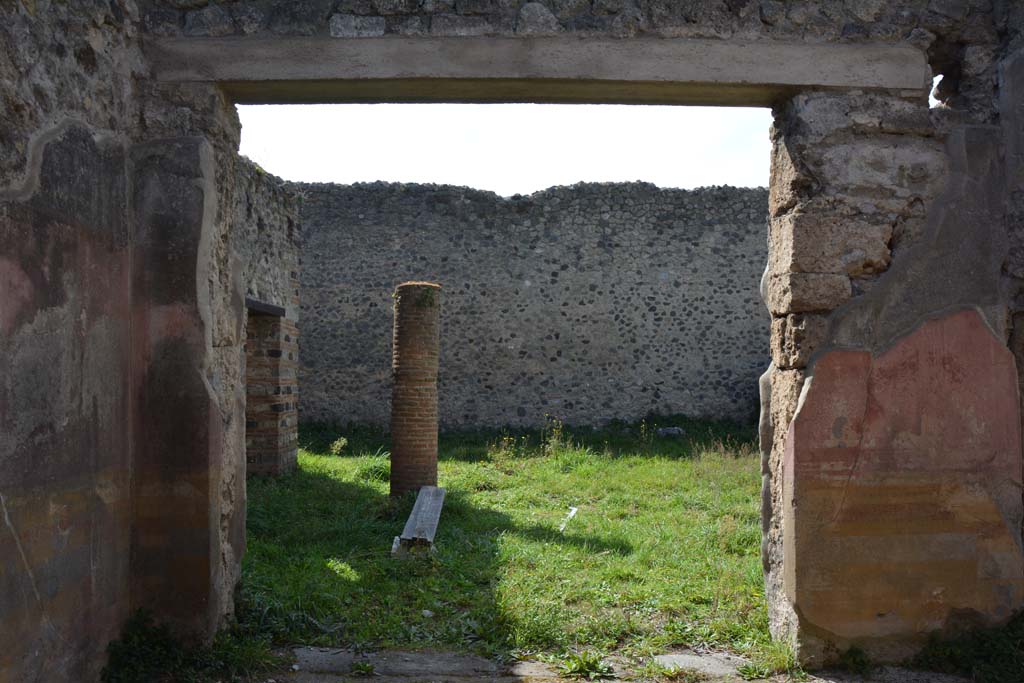 VI 15 5 Pompeii. March 2019. Oecus/triclinium 8, looking west through doorway onto east portico in south-east corner.
Foto Annette Haug, ERC Grant 681269 D�COR.
