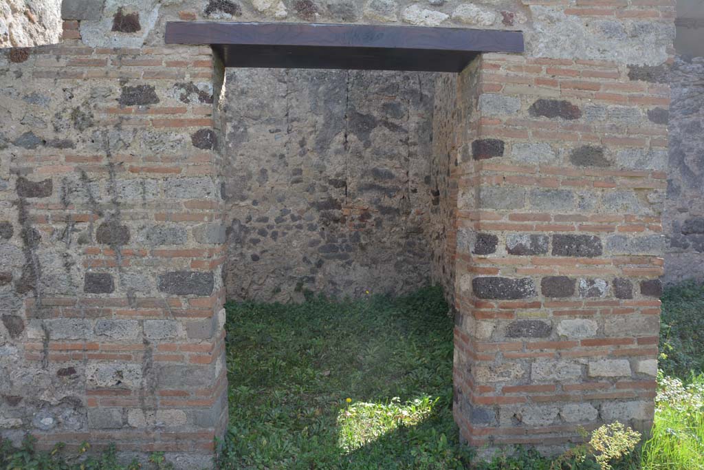VI 15 5 Pompeii. March 2019. Doorway to diaeta (garden room) 10 from south portico. 
Foto Annette Haug, ERC Grant 681269 D�COR.
