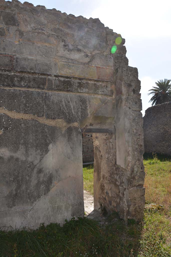 VI 15 5 Pompeii. March 2019. 
Oecus 24, south wall at west end, with small doorway into tablinum 7.
Foto Annette Haug, ERC Grant 681269 D�COR.
