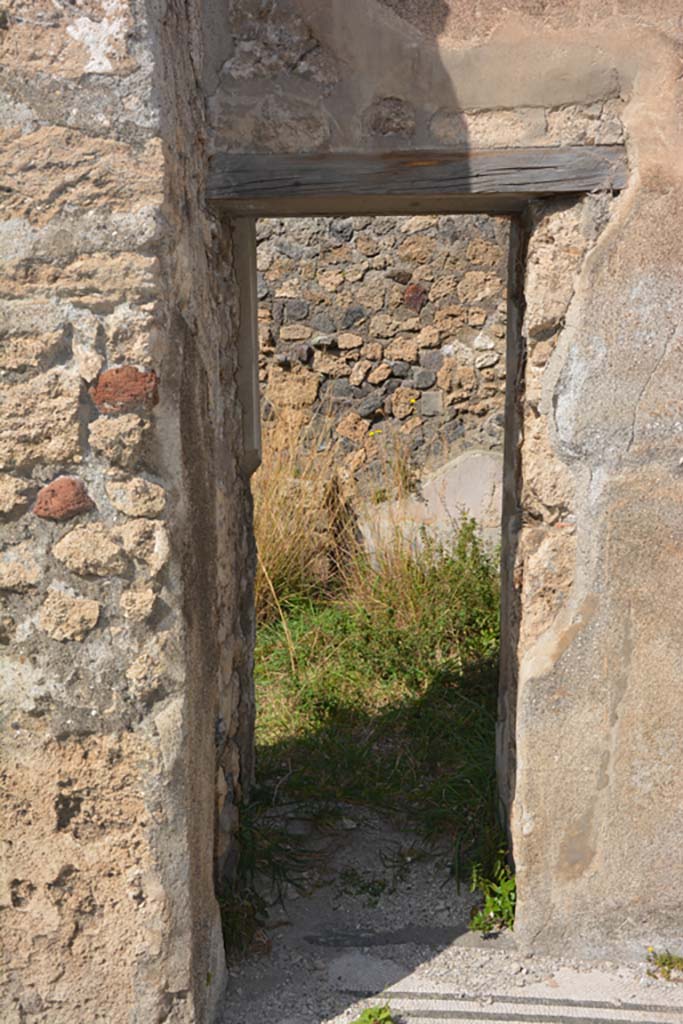 VI 15 5 Pompeii. March 2019. Oecus 24, looking north through small doorway from tablinum 7.
Foto Annette Haug, ERC Grant 681269 D�COR.
