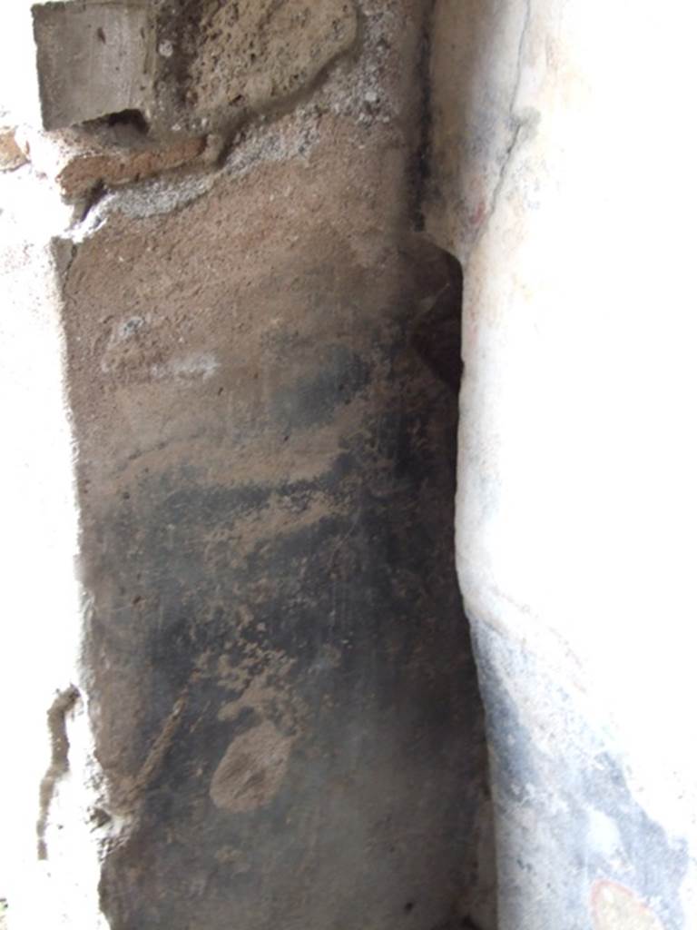VI.15.6 Pompeii. March 2009. Room 15, remains of wall decoration in north-west corner of triclinium, to the north of door.