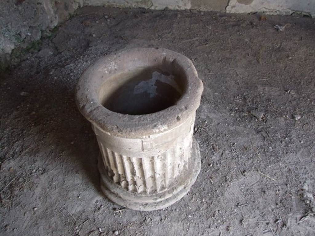 VI.15.6 Pompeii. March 2009. Room 15. Triclinium. Puteal.