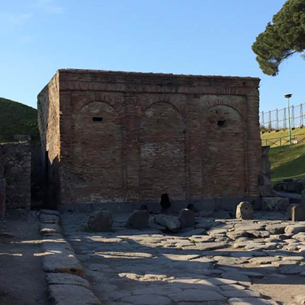 Water tower near to VI.15.18, VI.16.22 and VI.16.23, Pompeii. April 2015. (for more pictures, see �Fountains 61500�).  Photo courtesy of Sharon M. Wolf.
