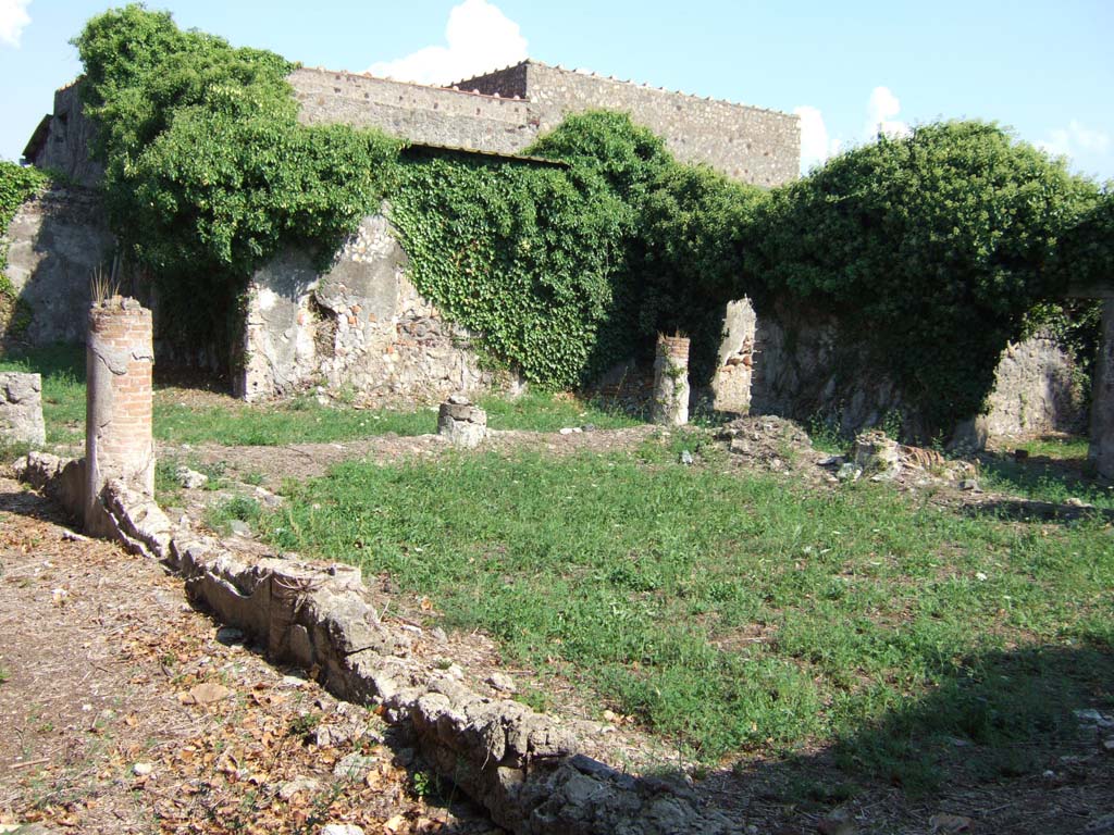 VI.15.23 Pompeii. September 2005. Looking towards east portico.