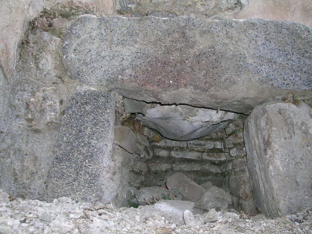 VI.16.3 Pompeii. June 2005. Interior of hearth. Photo courtesy of Nicolas Monteix.