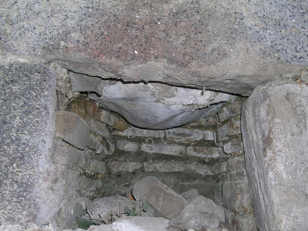 VI.16.3 Pompeii. June 2005. Detail of interior of hearth. Photo courtesy of Nicolas Monteix.