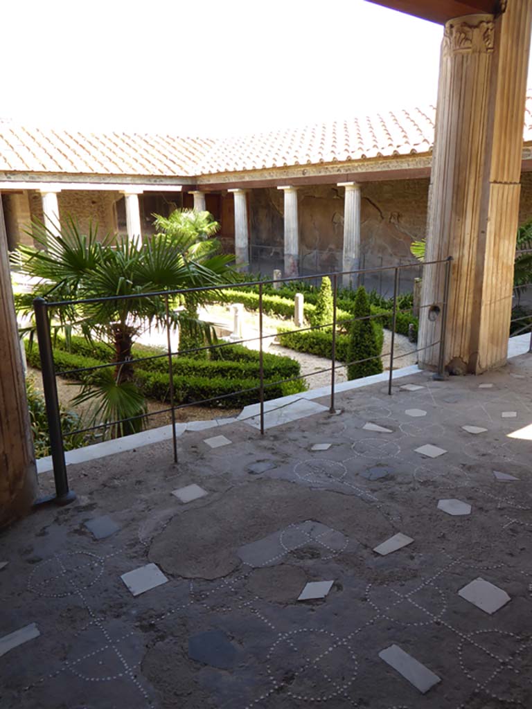 VI.16.7 Pompeii. September 2015. Looking south-east across room F, west portico towards peristyle.
Foto Annette Haug, ERC Grant 681269 D�COR.

