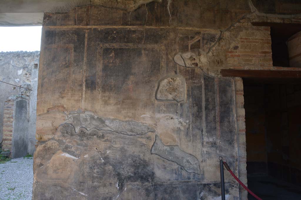 VI.16.7 Pompeii. March 2019. West wall of portico, with room O, on left, and room R, on right.
Foto Annette Haug, ERC Grant 681269 D�COR.
