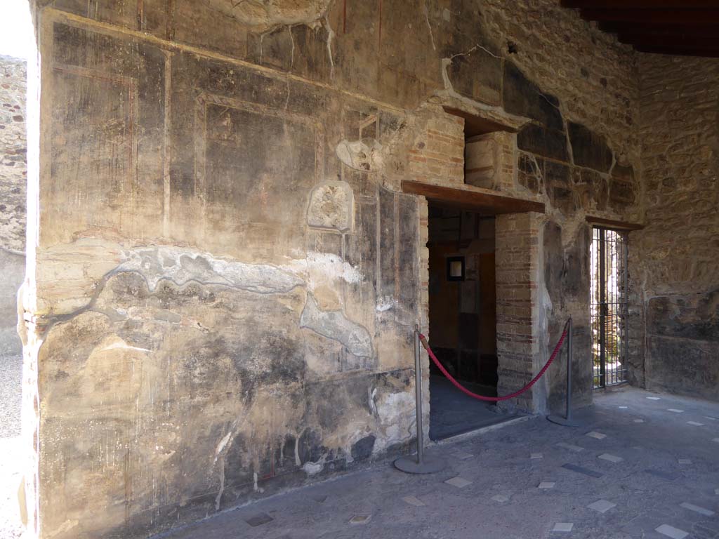 VI.16.7 Pompeii. September 2015. West wall of portico in north-west corner, with room R, in centre, and doorway to services area, on right.
Foto Annette Haug, ERC Grant 681269 D�COR.

