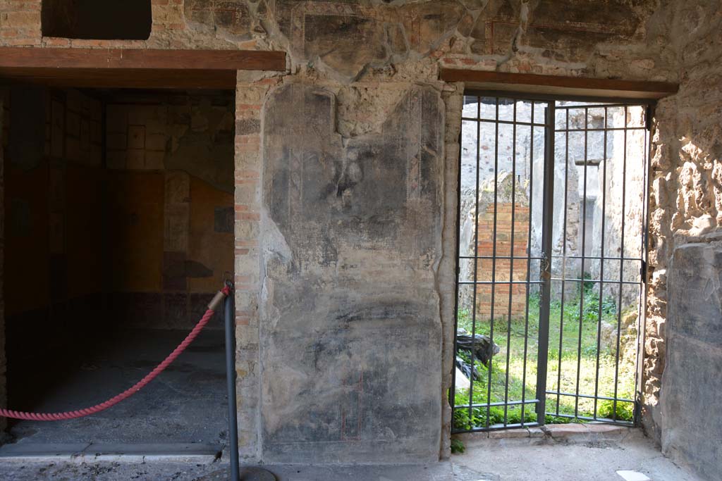 VI.16.7 Pompeii. March 2019. 
West wall of portico in north-west corner, with room R, on left, and doorway to services area, on right.
Foto Annette Haug, ERC Grant 681269 D�COR.
