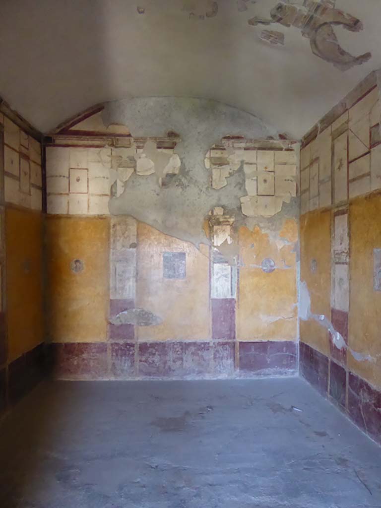 VI.16.7 Pompeii. September 2015. Room R, looking towards west wall from doorway.
Foto Annette Haug, ERC Grant 681269 D�COR.
