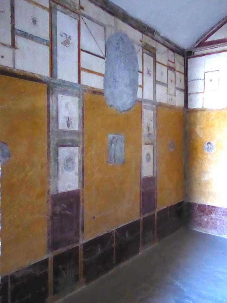 VI.16.7 Pompeii. September 2015. Room R, looking west along south wall towards south-west corner.
Foto Annette Haug, ERC Grant 681269 D�COR.
