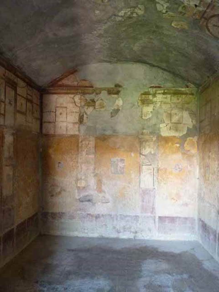 VI.16.7 Pompeii. May 2010. West wall of room R, oecus.