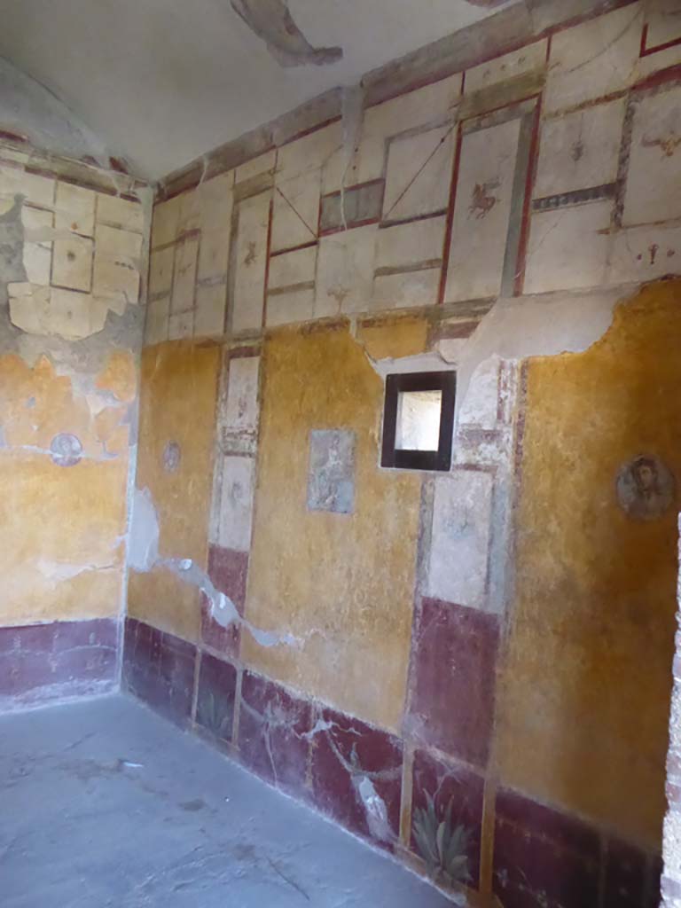 VI.16.7 Pompeii. September 2015. Room R, looking towards north-west corner and north wall.
Foto Annette Haug, ERC Grant 681269 D�COR.
