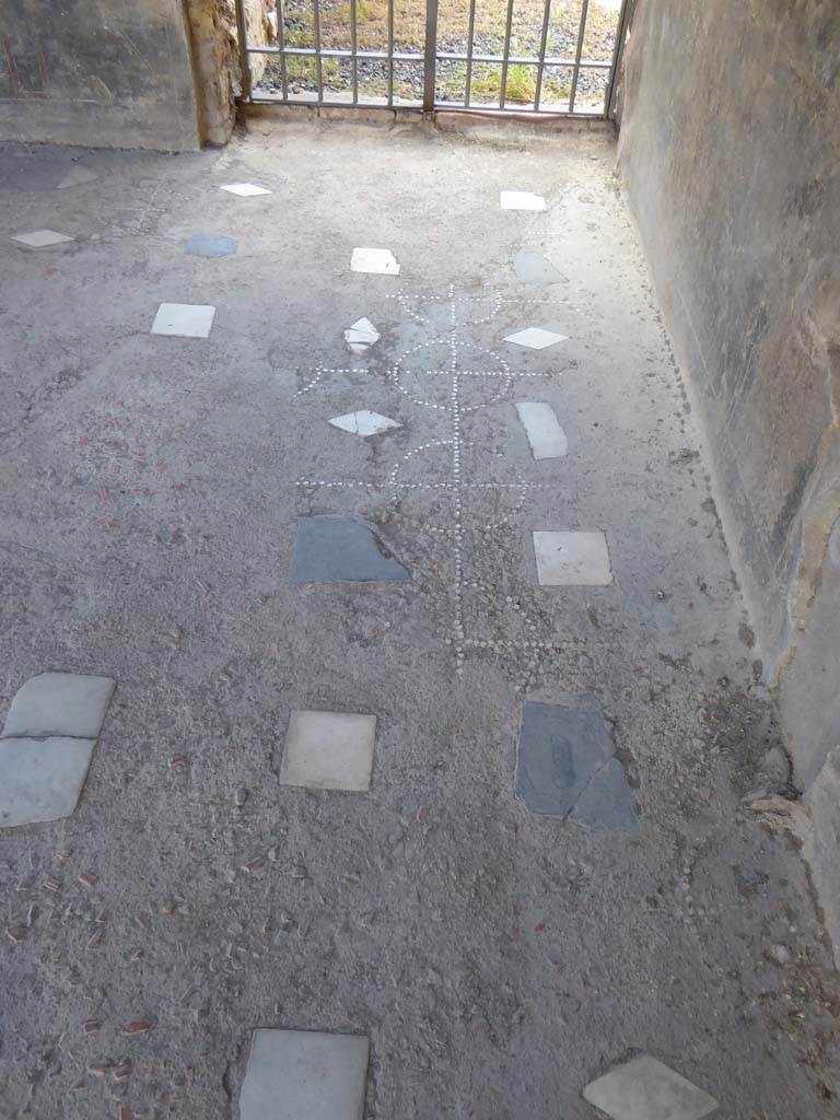 VI.16.7 Pompeii. September 2015. North-west corner of portico, detail of flooring.
Foto Annette Haug, ERC Grant 681269 D�COR.

