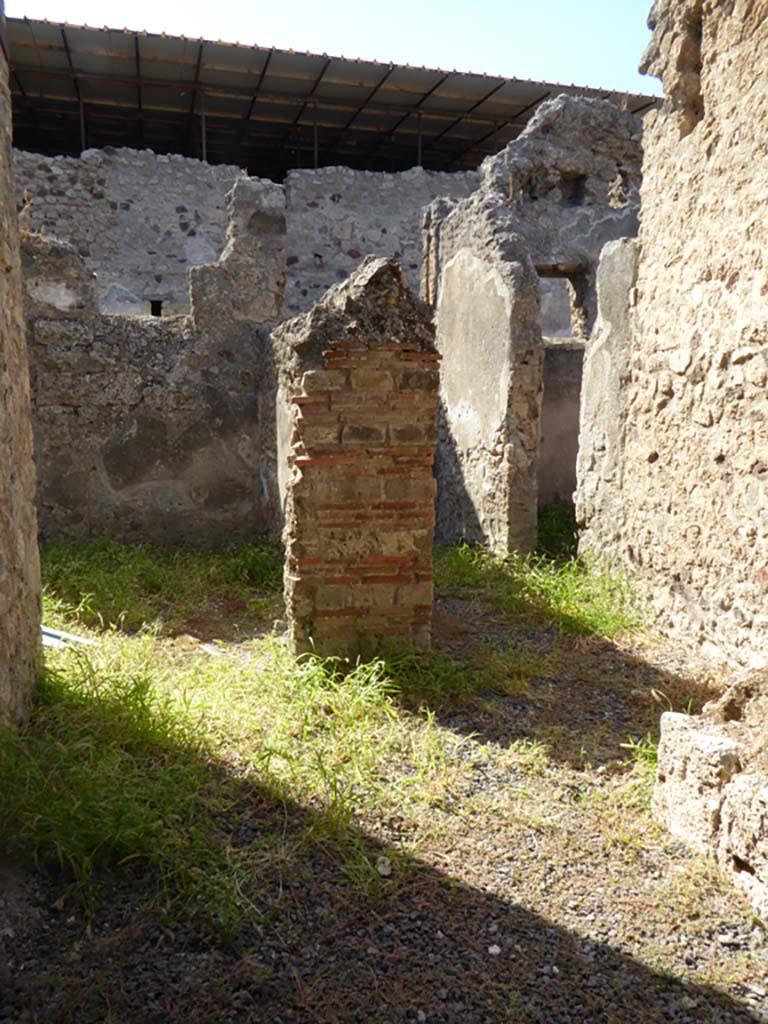 VI.16.7 Pompeii. September 2015. 
Looking west through doorway to services area, courtyard S, room T - a dormitory or storeroom (on left), and corridor U, to rear entrance at VI.16.38.
On the right of the corridor is the doorway to room Y.
Foto Annette Haug, ERC Grant 681269 D�COR.

