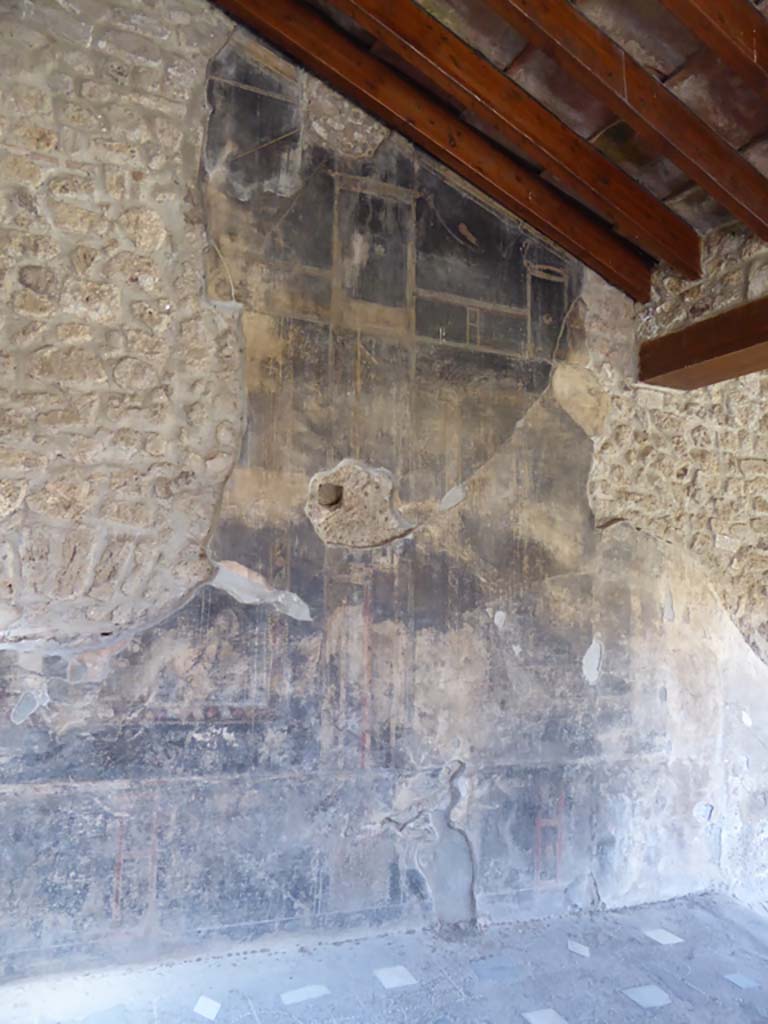 VI.16.7 Pompeii. September 2015. North wall in north-west corner of north portico.
Foto Annette Haug, ERC Grant 681269 D�COR.

