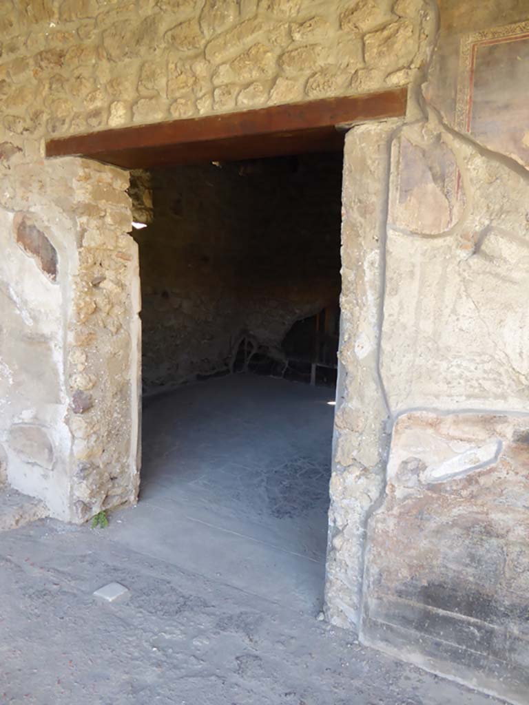 VI.16.7 Pompeii. September 2015. Doorway to room M, looking north-west along wall in north portico.
Foto Annette Haug, ERC Grant 681269 D�COR.

