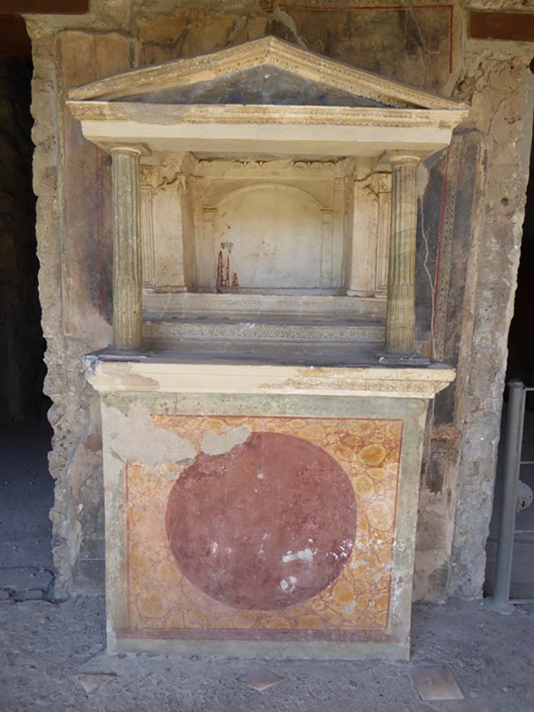 VI.16.7 Pompeii. September 2015. Room F, north portico, looking north towards lararium.
Foto Annette Haug, ERC Grant 681269 DÉCOR.
