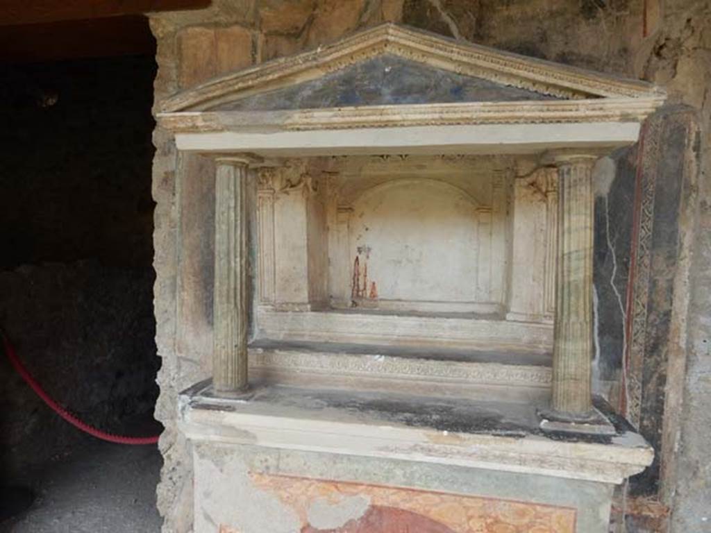 VI.16.7 Pompeii. May 2016. Room F, north portico. Lararium with aedicula over altar to household gods. Photo courtesy of Buzz Ferebee.
