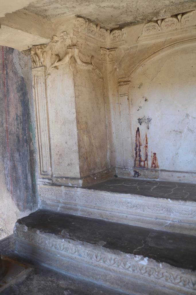 VI.16.7 Pompeii. December 2018. 
Room F, north portico. Detail of stucco on west side of Lararium. Photo courtesy of Aude Durand.

