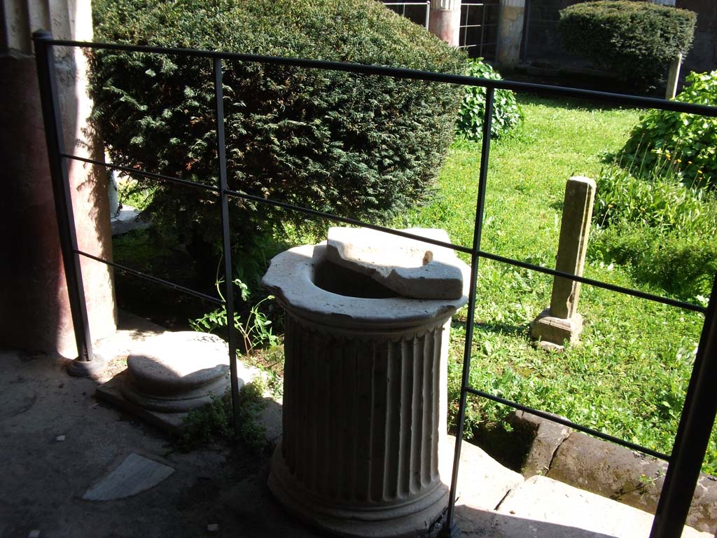 VI.16.7 Pompeii. May 2010. Puteal on north portico, before garden restoration.