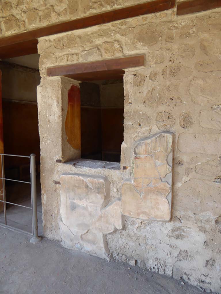 VI.16.7 Pompeii. September 2015. Room I, window overlooking north portico on east side of doorway.
Foto Annette Haug, ERC Grant 681269 DÉCOR.

