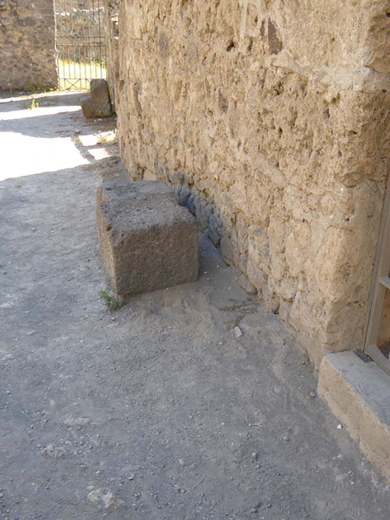 VI.16.7 Pompeii. September 2015. Looking south from entrance doorway along front fa�ade.
Foto Annette Haug, ERC Grant 681269 D�COR.
