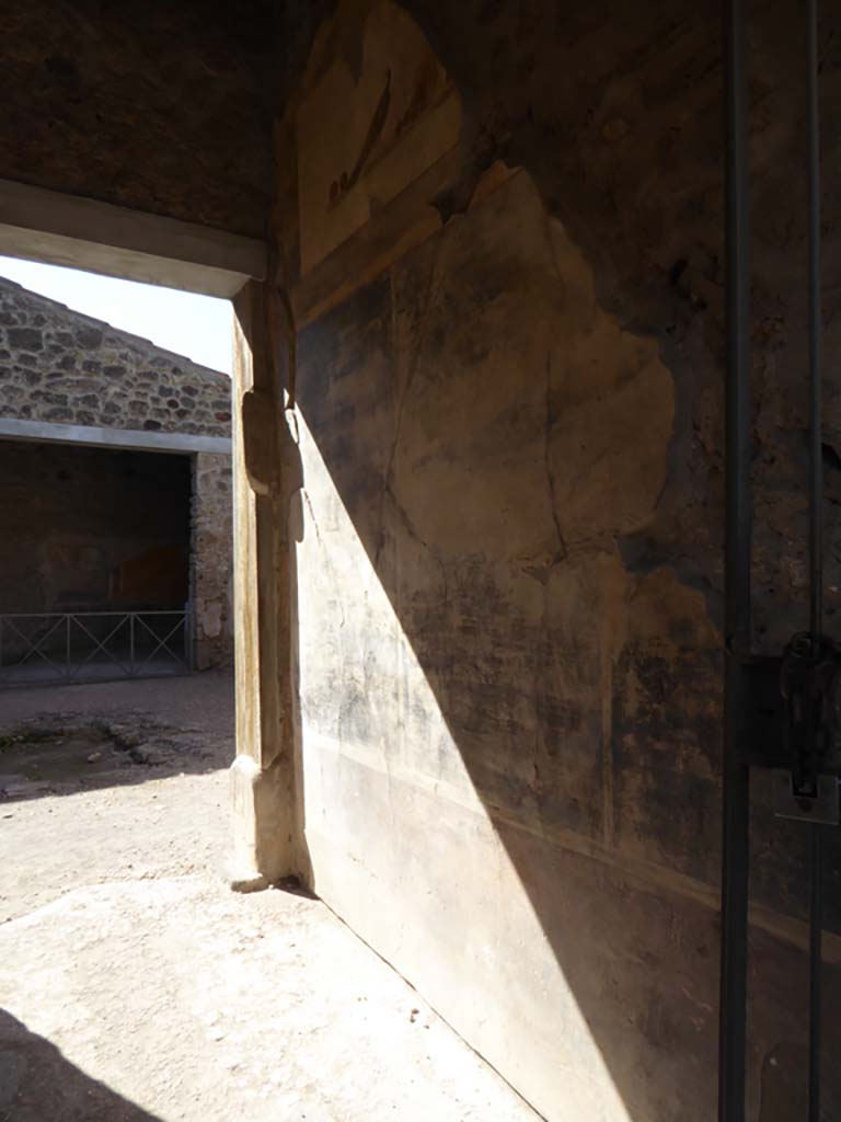 VI.16.7 Pompeii. September 2015. Entrance A, looking west along north wall of corridor/fauces.
Foto Annette Haug, ERC Grant 681269 D�COR.
