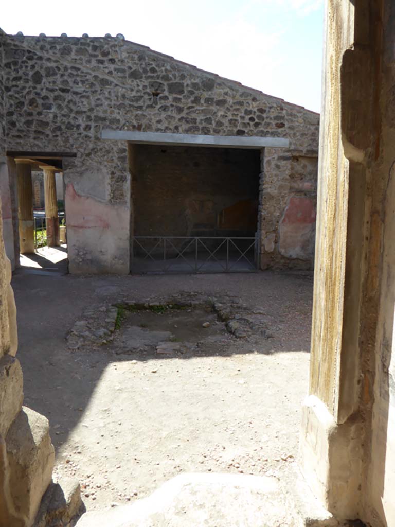 VI.16.7 Pompeii. September 2015. Entrance corridor A, looking west to atrium B.
Foto Annette Haug, ERC Grant 681269 D�COR.
