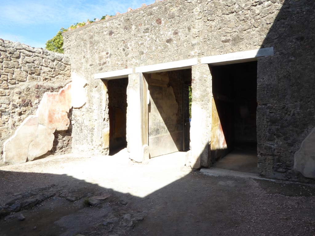 VI.16.7 Pompeii. September 2015. Looking towards north-east side of atrium B, with doorways to rooms C, A and D. 
Foto Annette Haug, ERC Grant 681269 D�COR.

