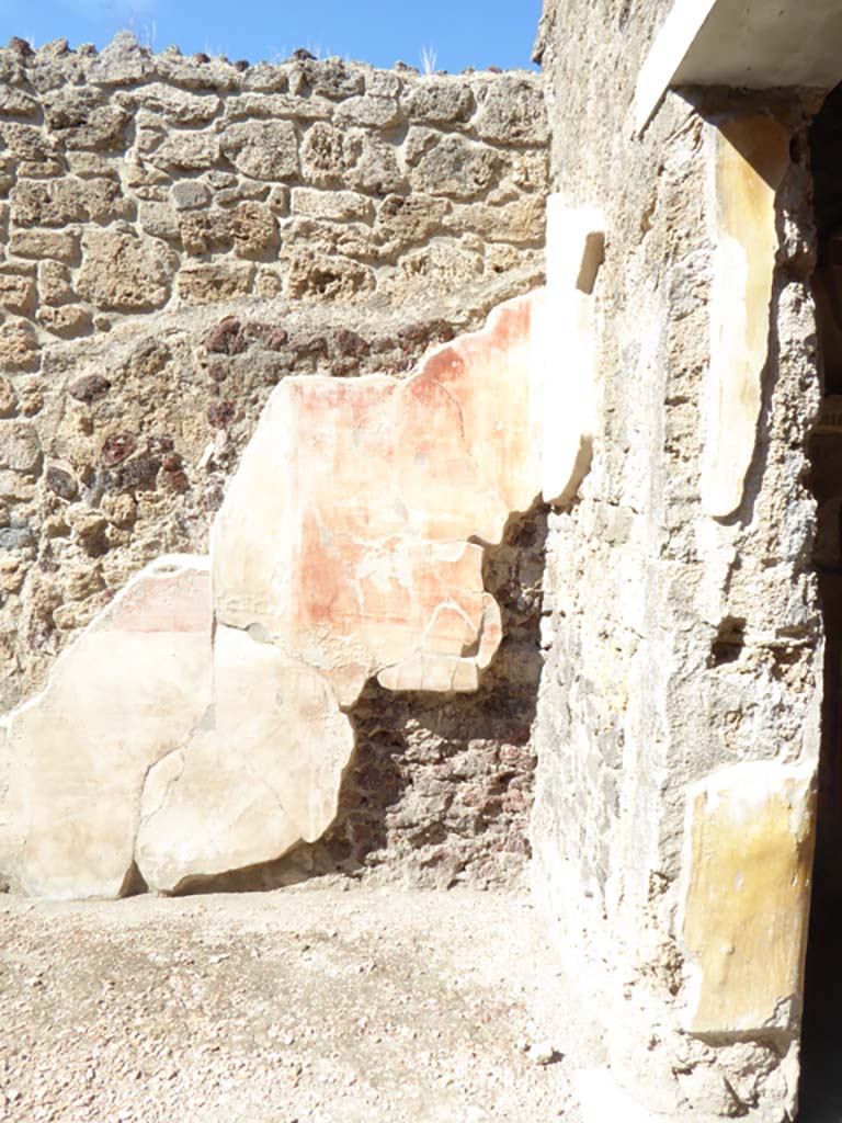 VI.16.7 Pompeii. September 2015. North wall in north-east corner of atrium B, with doorway to room C, on right.
Foto Annette Haug, ERC Grant 681269 D�COR.
